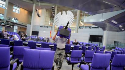 Bild: Kay Nietfeld
Es wird eng: Schon 2017 mussten neue Stühle in den Plenarsaal, weil die Zahl der Abgeordneten so gestiegen war. 2021 könnten der Bundestag noch weiter anwachsen.