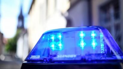 Symbolbild: Patrick Seeger/dpa
Ein 20-Jähriger erlitt in Immenreuth ein gequetschtes Bein, weil er ins Mähwerk eines Häckslers geraten war..