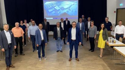 Bild: exb
Dien Kreistagsmitglieder von CSU und Liste Zukunft und der Landrat vor einem Bild des Planentwurfs zum Neubau der Realschule in Kemnath.