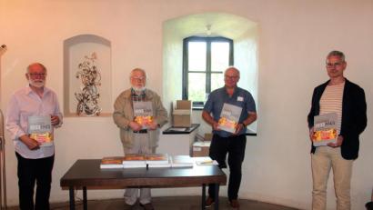Bild: stg
Heimatforscher Harald Fähnrich (Zweiter von links) stellte in der Burg sein neues Buch vor. Das Bild zeigt ihn mit dem früheren Bürgermeister Herbert Bauer, Verleger Eckhard Bodner und Druckerei-Chef Nils Wittmann (von links).