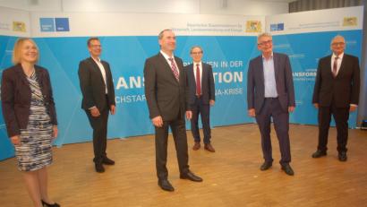 Bild: gib
Es gibt Hilfsprogramme, sie müssen aber auch angenommen werden. Das war die Botschaft der Veranstaltung mit (von links) Sabine Jarothe (Bayerisches Wirtschaftsministerium), Rainer Seßner (Bayern Innovativ), Bayerns Wirtschaftsminister Hubert Aiwanger, Hans Peter Göttler (LfA-Förderbank Bayern), Arbeitgebervertreter Bertram Brossardt und Klaus Beier (Agentur für Arbeit).
