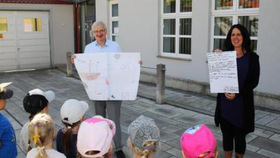 Bild: JOCHEN NEUMANN 
ERBENDORF
Die Buben und Mädchen des St.-Elisabeth-Kindergartens überreichten ihren Spielplatzbauplan an Bürgermeister Johannes Reger (links). Mit auf dem Bild ist Erzieherin Tanja Heider.