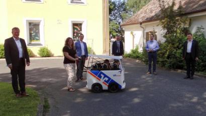 Bild: exb
Bei der Übergabe des Kindermobils (von links): Raiffeisen-Vorstandsmitglied Martin Sachsenhauser, Erzieherin Julia Ambrose, BRK-Kreisgeschäftsführer Sebastian Schaller, Bürgermeister Michael Göth, der stellvertretende Leiter des Finanzreferats bei der Stadt, Martin Renner, sowie Raiffeisen-Vorstandmitglied Erich Übler.