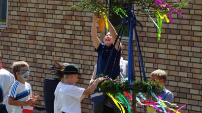 Bild: Houschka
Statt des großen Kirwabaums gibt es heuer nur einen sehr kleinen. Beim Gottesdienst können die Kinder ihre schriftlich fixierten Wünsche an seine mit bunten Bändern geschmückten Äste hängen. Zum Beispiel diesen: "Gib denen Mut und Kraft, die sich um ein Mittel gegen Corona bemühen."