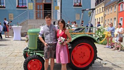 Bild: jma
Natürlich durfte vor dem Rathaus auf dem Hochzeitsfoto auch ein Oldtimer Traktor nicht fehlen