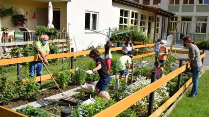 Bild: bnr
Im Schulgarten sind die Kinder begeistert bei der Sache. Gartenfreund Gerhard Meindl und die Klassenlehrerin Elisabeth Ertl zeigen den Kindern, wie es richtig gemacht wird.