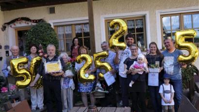 Bild: fppp
Bürgermeisterin Margit Bayer (hinten) und Familie Wegmann feiern das Urlaubsjubiläum mit den drei Familien Heider, Kenner/Hedermann und Pluntke (von links). Die Gastgeber Norbert Wegmann (Dritter von links), Rosalinde Wegmann (Zweite von links) und Karl Sticht (links) haben einen weiteren Grund zum Feiern: Der Ferienhof besteht seit 50 Jahren.