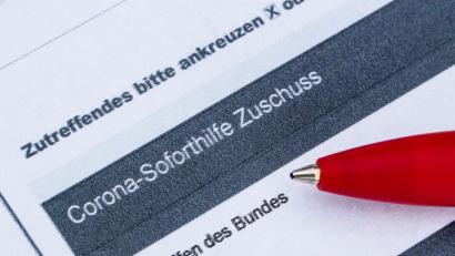 Bild: Robert Michael/dpa
Im Zusammenhang mit Corona-Soforthilfen untersuchen Ermittler bundesweit Tausende Verdachtsfälle.