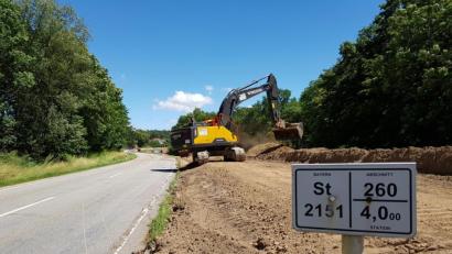 Bild: mp
Seit Montag, 6. Juli, rollen die Bagger für eine Verbreiterung der Staatsstraße 2151 im Bereich Kemnath bei Fuhrn. Rund drei Millionen Euro wird dieser Ausbau kosten.