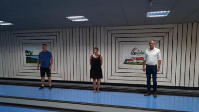 Bild: fg
Michaela Wenzl (Mitte) löst Dieter Held (links) an der Spitze der Hirschauer Kegler ab. Ihnen gilt der Dank von Bürgermeister Hermann Falk.