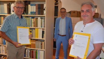 Bild: jr
Hermann Müller (links) ist der neue Archivpfleger der Stadt Waldsassen, sein Stellvertreter ist Alexander Riedl (rechts). Bürgermeister Bernd Sommer überreichte ihnen die Bestellungsurkunden.