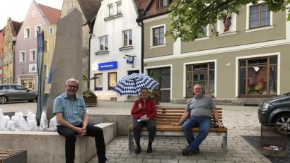 Bild: exb
Eine erste Vorbesprechung für den Startschuss der historischen Stadtführungen ab Herbst 2020 fand bereits statt. Kulturreferent Max Peter (links), Regina Schmid (Mitte) und Bernhard Knauer (rechts) sind sich sicher, dass es mit neuen Szenen wieder ein Erfolg werden wird.