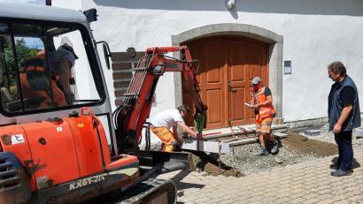 Bild: ld
Ein engagiertes Team von Gemeindearbeitern aus Fachleuten und interkommunale Zusammenarbeit machen auch größere Projekte in Eigenregie möglich. Bagger und Lastwagen teilen sich die Gemeinden Brand und Nagel. Bürgermeister Bernhard Schindler infomiert sich über den Fortgang der Arbeiten und freut sich, wenn es zügig vorangeht.