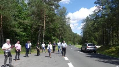 Bild: rn
Die SPD-Kreisräte mit Fraktionssprecher Günter Stich (links) und Peter Lehr (rechts) fordern einen Radweg entlang der viel befahrenen NEW 43.