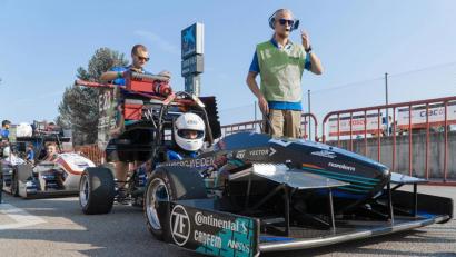 Bild: Running Snail Racing Team/OTH Amberg-Weiden):
Motorsport-Engineering – ein Studiengang der Faszination und Innovation durch projektorientiertes Lernen verbinden soll. Dafür wirbt nun die OTH Amberg-Weiden.