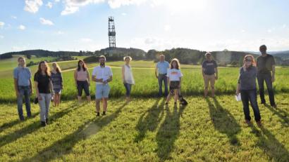 Bild: fz
Biobauer Thomas Überlacker (rechts) hat seine Felder unmittelbar um Naabdemenreuth. Er plädiert für eine regionale Lebensmittelkette mit möglichst kurzen Wegen.