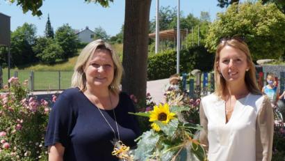 Bild: weu
Rektorin Christine Schneider (links) begrüßte die designierte Konrektorin Stefanie Hauser, die sich beim Kollegium der Grundschule in Oberviechtach vorstellte.