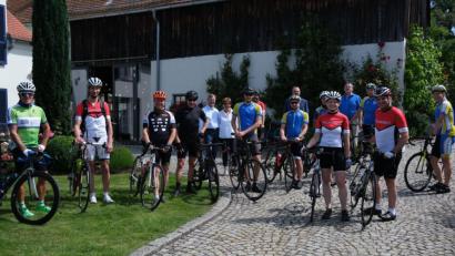 Bild: usc
Anfahrtstrecken zwischen 140 und 160 Kilometer haben die Fahrradkuriere vor sich, als sie im Beisein der Bürgermeister von Freihung und Vilseck (im Hintergrund) an der Elbarter Kulturscheune von Schirmherr Günter Preuß (hinten links) an den Start gehen.