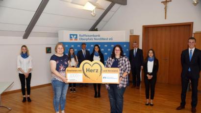 Bild: bkr
An Jutta Robison-Ames und Anja Clement (vorne von links) übergaben Theresa Haßmann, Anna Schuster, Bereichsleiter Wolfgang Heider, Cindy Arndt, Vorstand Robert Haubner, Melina Kade, und Lukas Anzer den 3000-Euro-Scheck.