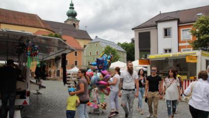 Bild: frd
Bummeln und Flanieren vor der Kulisse von Marktplatz und Pfarrkirche. Die Resonanz von Kunden und Fieranten konnte sich bei der Neuauflage des Sommermarktes sehen lassen. Der Marktplatz war am Nachmittag zeitweise ganz gut gefüllt