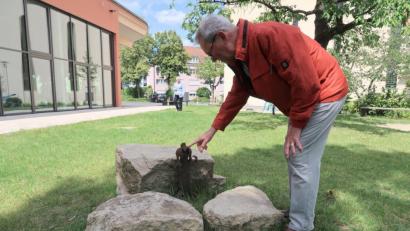 Bild: Kunz
Der stellvertretende Mesner von Herz Jesu, Josef Hoffmann, beugt sich über die Abbruchstelle des Kreuzes.
