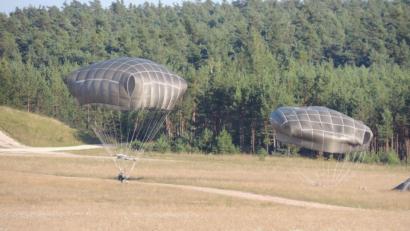 Archivbild: mor
Wie bei dieser Übung vor einiger Zeit üben die Fallschirmspringer der US-Armee regelmäßig den Absprung aus dem Flugzeug. Meist geht das gut – doch am vergangenen Mittwoch gab es eine Bruchlandung.