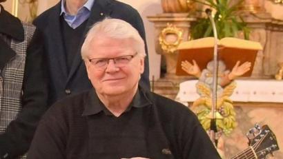 Bild: hbl
Reinhold Maß an der Gitarre
