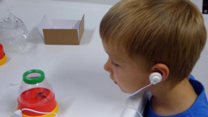 Bild: fsb
Welche Geräusche macht eigentlich ein Regenwurm? Hört man ihn wirklich husten, wie in dem beliebten Kinderlied behauptet wird? Beim Familienworkshop an der KTB finden es die Kinder heraus.