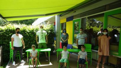 Bild: exb
Die Mädchen und Buben freuen sich über die neuen Stühle und Tische.