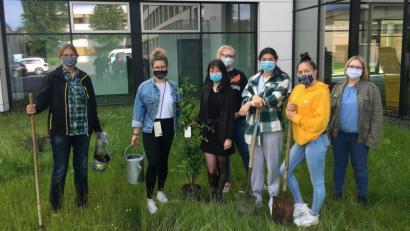 Bild: BSZ/ exb
Das von Corona jäh gestoppte Projekt „Egal war gestern“ am BSZ wird von Oberstudienrätin Ute Döhler (links) geleitet. Nach der schulischen Zwangspause wurde die bayernweite Aktion jetzt fortgeführt, um einen Teil der Planungen zu verwirklichen.