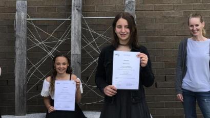 Bild: Mittelschule Waldsassen/exb
Die preisgekrönten Schülerinnen Svenja Martin, Zoe Riederer und Emily Fernandez zusammen mit ihrer Lehrerin Sandy Wendt (von links).