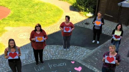 Bild: njn
Das Team des Kunterbunt-Kindergartens wartet schon sehnsüchtig auf die Kinder. Ab dem heutigen Montag dürfen die Vorschulkinder und deren Geschwister die Einrichtung wieder besuchen.