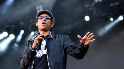 Bild: Uwe Anspach/dpa
Xavier Naidoo 2015 auf der Bühne mit der Band "Söhne Mannheims".