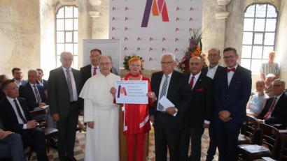 Bild: sne
Mit einer großzügigen Spende von 25.000 Euro zeigten sich Irene Markgraf und die Rainer-Markgraf-Stiftung dem Kloster Speinshart wohlgeneigt.