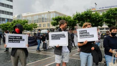 Bild: Sebastian Kramer/dpa
Demoteilnehmer halten Plakate mit der Forderung „Nazis raus aus der Bundeswehr“, „Gegen Korpsgeist und institutionellen Rassismus!“ und „Racial Profiling bekämpfen“ hoch.