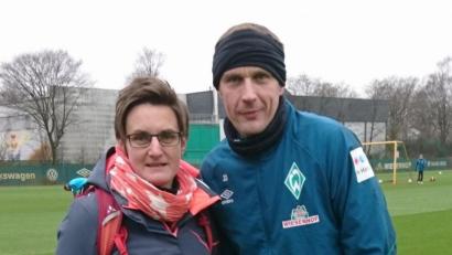 Bild: Isabell Rokitte
Isabell Rokitte (links) mit dem früheren Werder-Torwart Jaroslav Drobny nach einer Trainingseinheit beim Bundesligisten. Die Oberpfälzer Torwarttrainerin hospitierte auch schon in Gladbach und Hoffenheim.