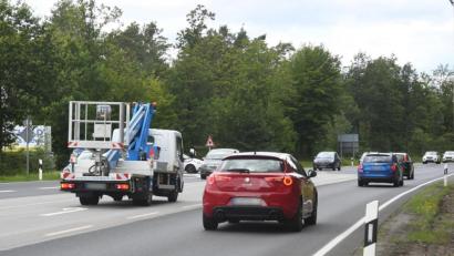 Bild: Gabi Schönberger
Viel Verkehr herrscht stets auf der B470 bei der Abzweigung zum Brandweiher. Mit dem neuen Gewerbegebiet wird ein noch höheres Aufkommen erwartet. Wie könnte das gesamtstädtische Verkehrskonzept das auffangen?