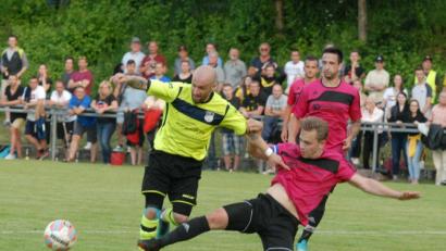 Bild: gb
Es darf wieder gegrätscht werden. Wie hier im Spiel des FC Tirschenreuth (rote Trikots) gegen den FC Trogen sind Zweikämpfe wieder erlaubt, allerdings nur im Training. Für Testspiele gibt es weiter ein Verbot.