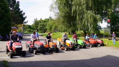 Bild: fvo
Beim "Big Valley-Rasentraktorrennen 2020" stehen die Teilnehmer gespannt am Start und warten auf die Rennfreigabe.