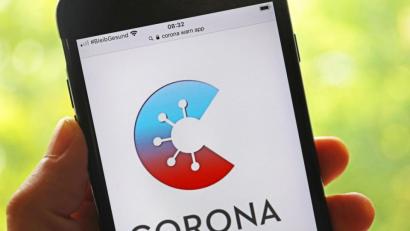 Archivbild: Oliver Berg/dpa
Die Corona-Warn-App zu installieren, ist freiwillig. Persönliche Daten werden von der App nicht gespeichert, sagt ein Experte. Der Informationsaustausch erfolgt über "IDs".