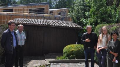 Bild: ws
Im Rahmen des Kommunalen Förderprogramms der Stadt werden neben den Maßnahmen in der Altstadt auch Vorhaben in der Peripherie unterstützt. So etwa die Sanierung von Nebengebäuden, wie Garagen oder Gartenhäusern. Pfarrer Harald Thiermann plant eine entsprechende Maßnahme an der Ringstraße und kann dazu auch die Beratung und Förderung durch die Stadt in Anspruch nehmen. Im Bild (von links): Stellvertretender Stadtkämmerer Harald Eckstein, Stadtbaumeister Andreas Ockl, Pfarrer Harald Thiermann, Architekt Thomas Sticht, Verena Illgen und Angela Grohmann von der Kewog sowie Bürgermeister Franz Stahl.