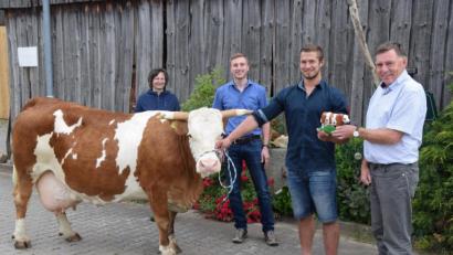 Bild: fz
Dr. Thomas Nübler überreicht den Ehrenpreis des Rinderzuchtverbands Oberpfalz an den jungen Englershofer Landwirt Christoph Würth. . Lehrer Gerhard Schwarz gratuliert dem Absolventen Würth sowie seiner Mutter Angelika zum Erfolg. Der junge Landwirt holt zur Preisverleihung sein Studienobjekt Kuh "Alma" aus dem Stall.