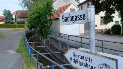 Bild: do
Der Biberbach ist für gewöhnlich ein Rinnsal. Doch er kann auch anders, wie die Flutwelle Mitte Juni gezeigt hat. Nun beschäftigt sich eine Arbeitsgruppe mit einem Projektplan für den Hochwasserschutz.