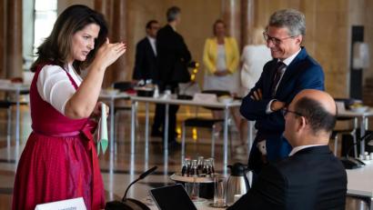 Bild: Sven Hoppe/dpa
Landwirtschaftsministerin Michaela Kaniber (von links) spricht vor der Kabinettssitzung Wissenschaftsminister Bernd Sibler und Finanzminister Albert Füracker.