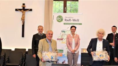 Bild: Fabian Polster, Tourismuszentrum Oberpfälzer Wald/exb
Abschied nehmen hieß es im Lenkungsausschuss der Tourismusgemeinschaft Oberpfälzer Wald. Im Bild (von links): Landrat Andreas Meier aus Neustadt, Landrat Roland Grillmeier aus Tirschenreuth, Oberbürgermeister a.D. Kurt Seggewiß, Veronika Perschl vom Tourismusverband Ostbayern, Landrat a.D. Wolfgang Lippert, Landrat Thomas Ebeling aus Schwandorf und Weidens neuer Oberbürgermeister Jens Meyer.