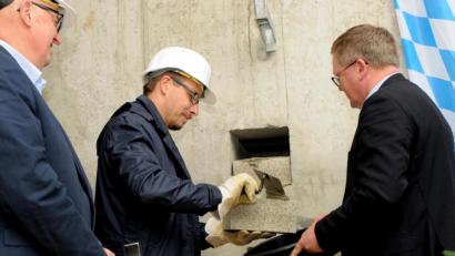 Bild: Stephan Huber
Feierliche Grundsteinlegung zu der seit 2012 laufenden Grundsteinlegung der Franz-Xaver-von-Schönwerth-Realschule an der Fuggerstraße: Schulleiter Matthias Schall mauert, OB Michael Cerny hält den Mörtel-Eimer und Architekt Alfred Lanzinger steht für den symbolischen Hammerschlag bereit.