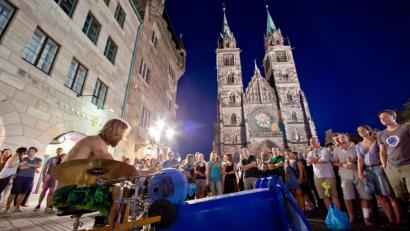 Bild: Daniel Karmann
Nicht nur beim Bardentreffen ist die Nürnberger Innenstadt gut gefüllt. Jetzt sollen neue Vorgaben helfen, die Abstandsregeln während der Coronakrise einzuhalten.