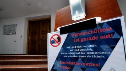 Bild: Stephan Huber
Händeschütteln ist wegen Corona out im Rathaus Amberg.