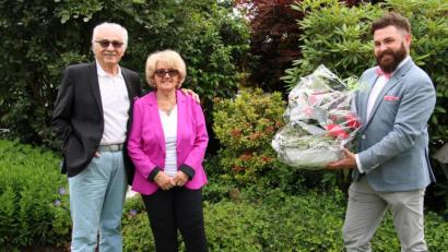 Bild: prh
Das Neustädter Stadtrats- und SPD-Urgestein Oskar Schwarz und seine Ehefrau Vera feierten am Mittwoch 60-jähriges Ehejubiläum. Bürgermeister Sebastian Dippold (rechts) gratulierte dem Paar.