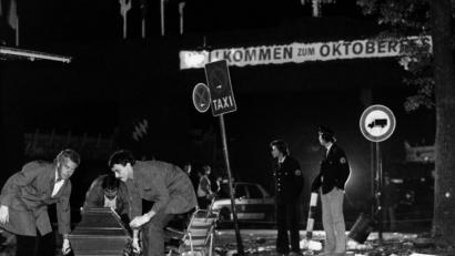 Bild: Frank Leonhardt/dpa
Nach dem Anchlag am 26. September 1980 wird ein Sarg vom verwüsteten Tatort auf dem Oktoberfest getragen.
